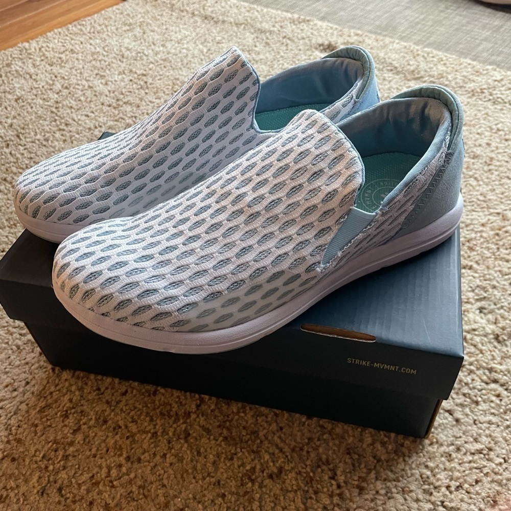 NIB Strike Mvmnt slip ons “The Traveller” size 8.5 men/10 women